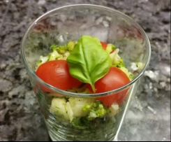 Variation von Brokkolisalat mit Pinienkernen