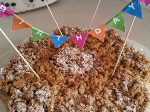 Apfelkuchen mit Hefeteig und Streusel