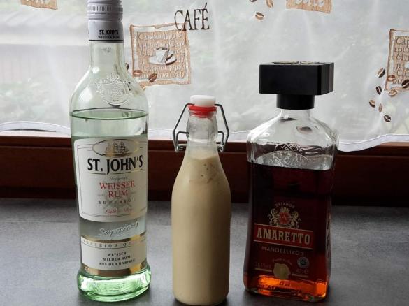 Marzipanlikör mit richtigem Marzipan, etwas Hochprozentiger