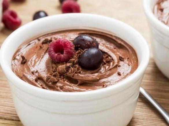 Schokoladenmousse mit frischen Himbeeren/Erdbeeren