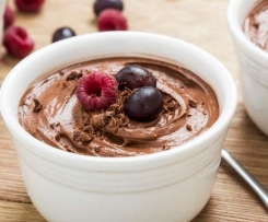 Schokoladenmousse mit frischen Himbeeren/Erdbeeren