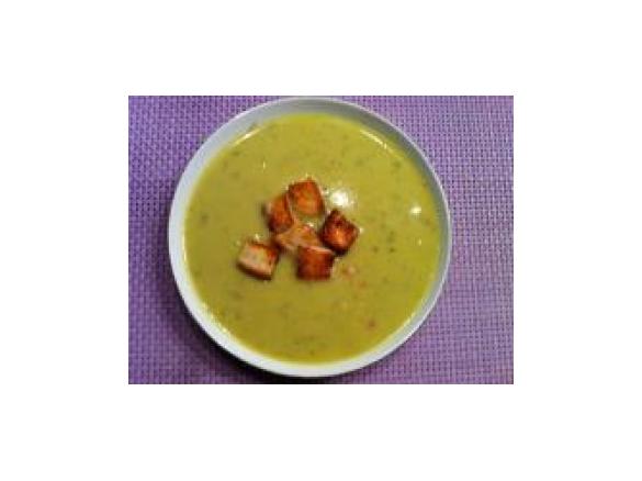 Cremige Wirsing-Parmesan-Suppe mit Brotcroutons