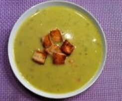 Cremige Wirsing-Parmesan-Suppe mit Brotcroutons