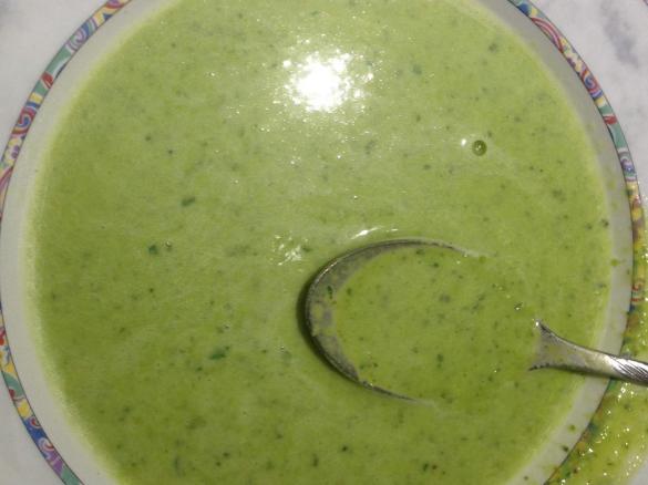 Erbsensuppe mit Weißwein und Petersilie (auch ohne Weißwein möglich)