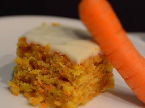 Karottenkuchen mit Frischkäsetopping