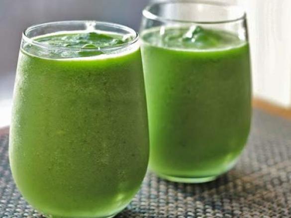 Smoothie aus Spinat und Blattsalat