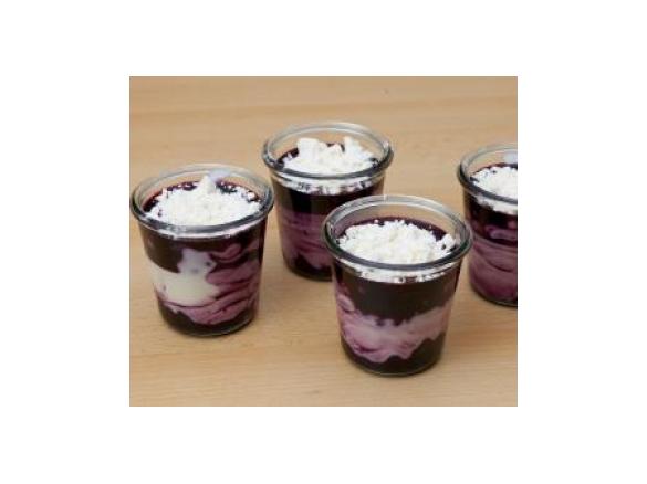 Heidelbeer-Joghurtcreme mit Baiser