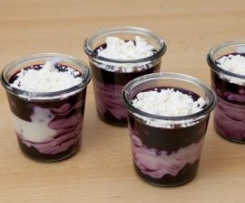 Heidelbeer-Joghurtcreme mit Baiser