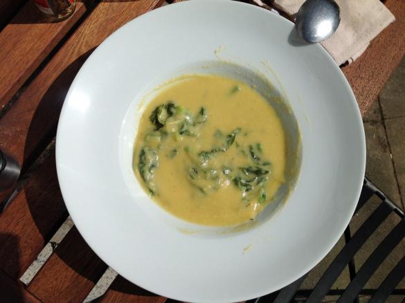 Pikante Blumenkohl-kâse Suppe mit Spinat