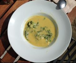 Pikante Blumenkohl-kâse Suppe mit Spinat