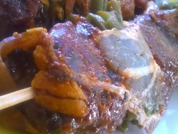 Grillspieße mit Lamm und Bacon-Böhnchen