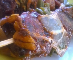 Grillspieße mit Lamm und Bacon-Böhnchen