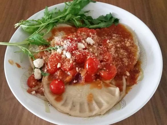 Ravioli mit Hackfleischfüllung in Tomatensauce
