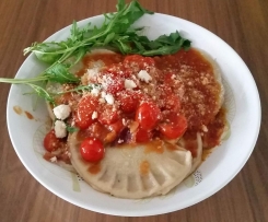 Ravioli mit Hackfleischfüllung in Tomatensauce