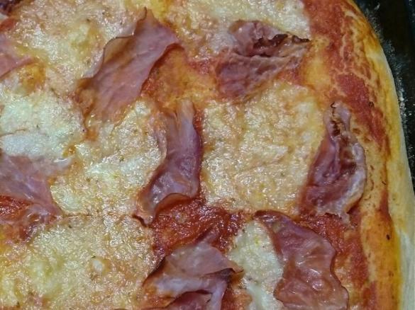 Pizza - knusprig, dünn und saftig
