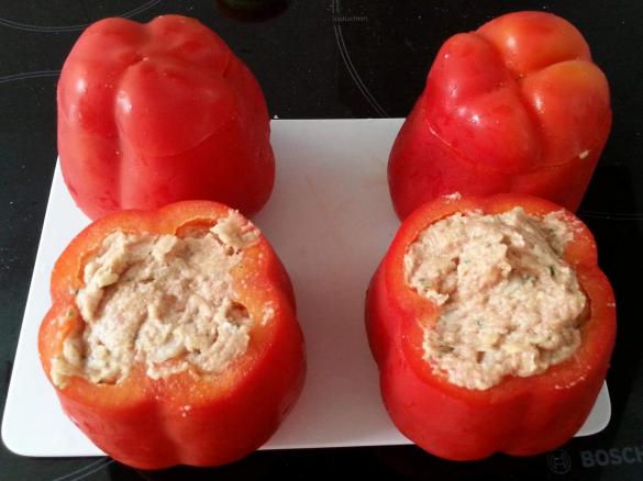 Gefüllte Paprika mit Tomatensauce