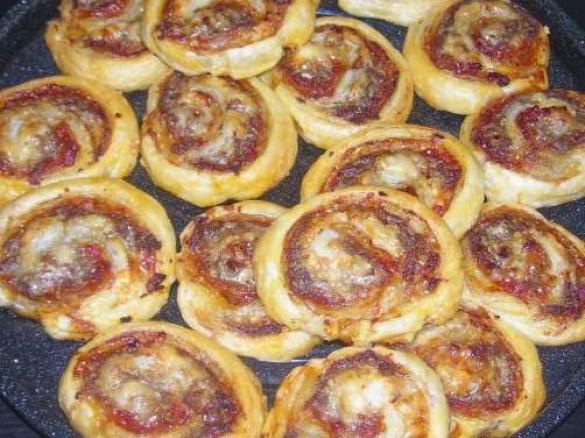 Hackfleisch-Blätterteig-Röllchen