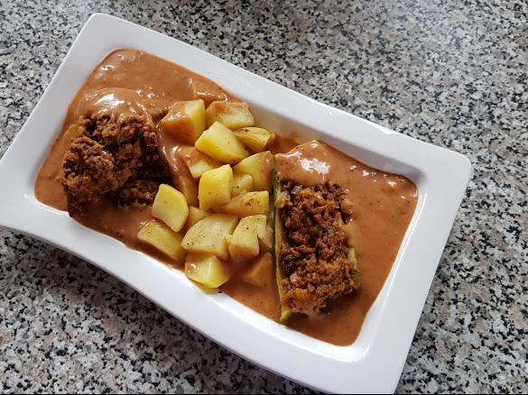 Gefüllte Zucchini und Aubergine mit Kartoffeln und mediterraner Soße