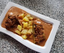 Gefüllte Zucchini und Aubergine mit Kartoffeln und mediterraner Soße