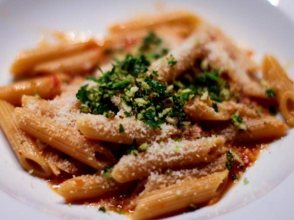 Pasta mit Ajvar und Petersilien-Mandel-Gremolata