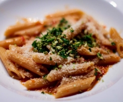 Pasta mit Ajvar und Petersilien-Mandel-Gremolata