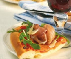 Pizza mit Rucola und Parmaschinken