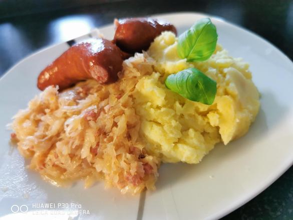 Sauerkraut mit Kasseler, Mettwurst und Stampfkartoffel