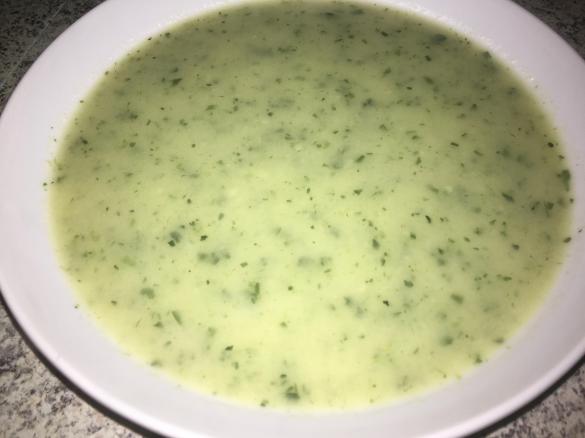 Kohlrabi-Zucchini-Suppe mit Petersilienwurzel und frischer Petersilie