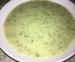 Kohlrabi-Zucchini-Suppe mit Petersilienwurzel und frischer Petersilie