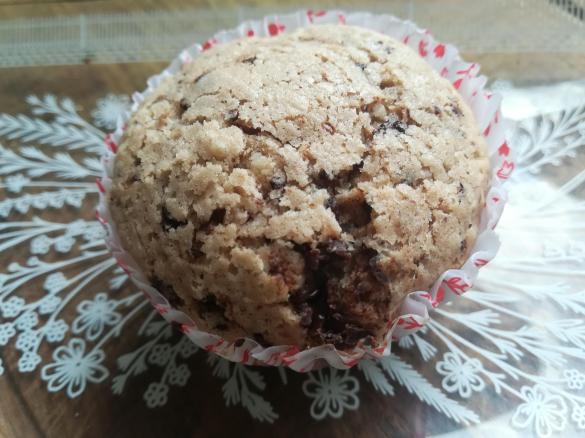 Vegane Muffins mit Schokolade und gehackten Mandeln