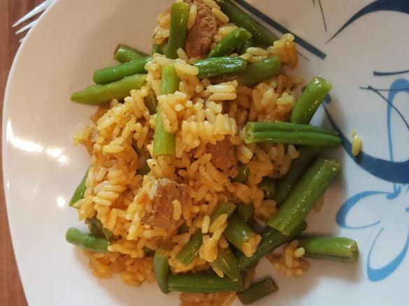 Gebratener Reis mit Rindfleisch und grünen Bohnen