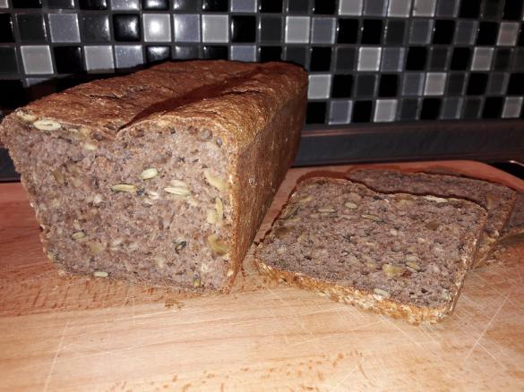 Vollkornbrot mit Walnüssen und Kernen