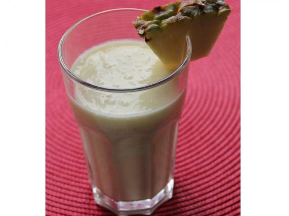 Schneller Ananas-Kokos-Smoothie mit Ingwer