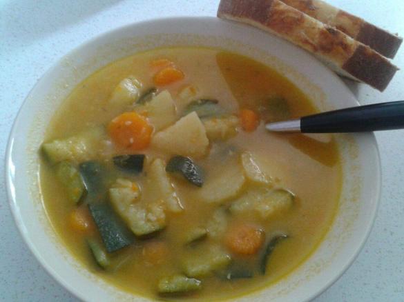 Variation von Gemüseeintopf mit Speckwürfeln