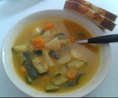 Variation von Gemüseeintopf mit Speckwürfeln