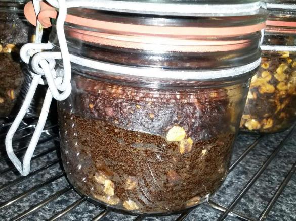 Schwarzbrot im Weckglas