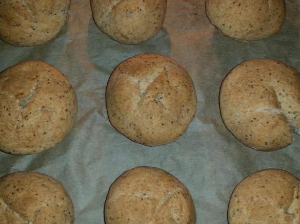 CHIA-DINKEL-Semmelchen  (Variation von Chia-Vollwert-Brötchen)