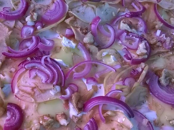 Variation von Low carb Flammkuchen mit Camembertauflage