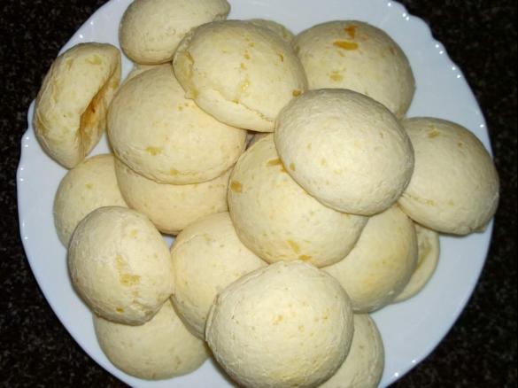Käsebällchen (Pao de queijo)