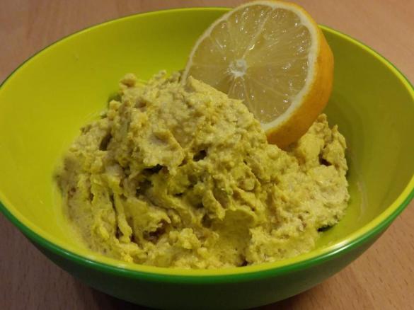 Frischkäse mit Gorgonzola  Ingwer und Datteln 