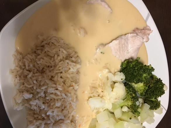 Puten- / Hähnchenschnitzel auf Gemüse und Reis mit heller (Weißwein) Soße