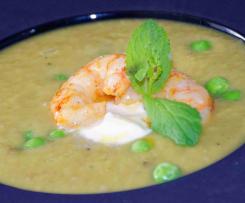 Erbsensuppe mit Sauerrahm und Riesengarnele