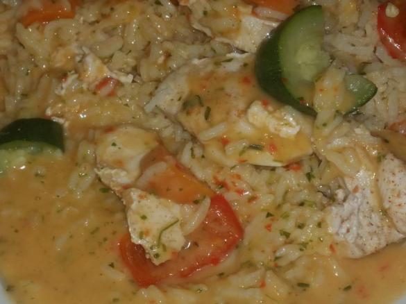 Huhngeschnetzeltes mit Gemüse und Paprikasoße