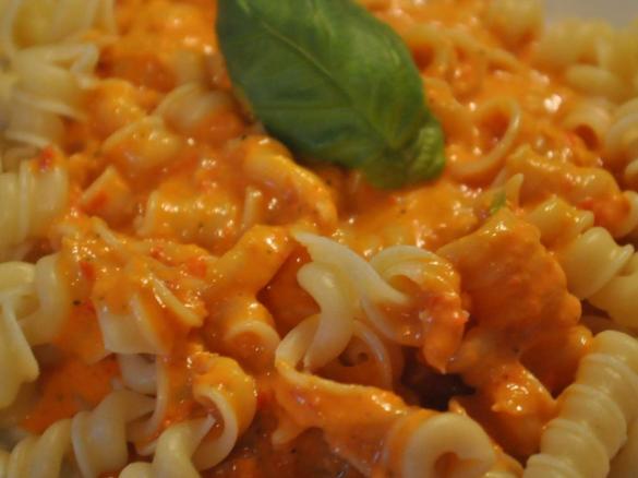 Pasta in Paprika-Cheddar-Soße