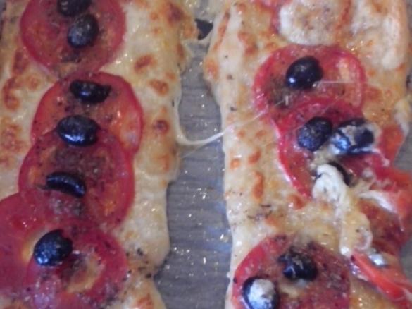 Pizza-Stangen mit Mozzarella, Tomaten & Oliven