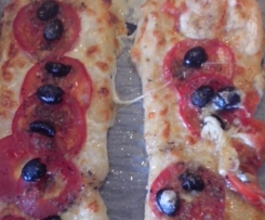 Pizza-Stangen mit Mozzarella, Tomaten & Oliven