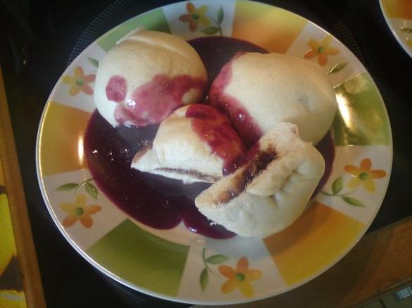 Hefe-Schoko-Klößchen mit Kirschsauce