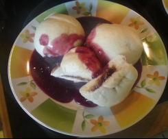 Hefe-Schoko-Klößchen mit Kirschsauce