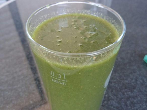 Gesunder grüner Smoothie mit Kohlrabi