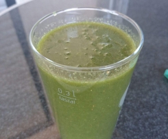Gesunder grüner Smoothie mit Kohlrabi